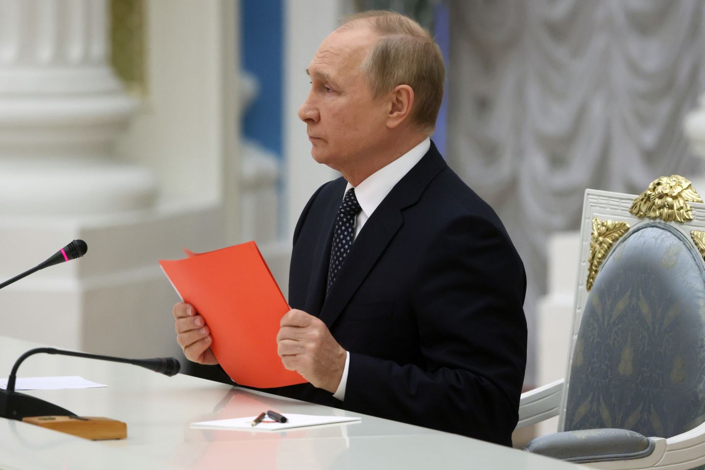Kara noziedznieks Vladimirs Putins klātienē apmeklē Drošības padomes sēdi.