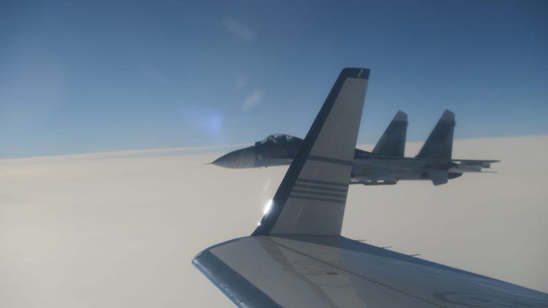 Сближение Су-27 со шведским военным самолетом.