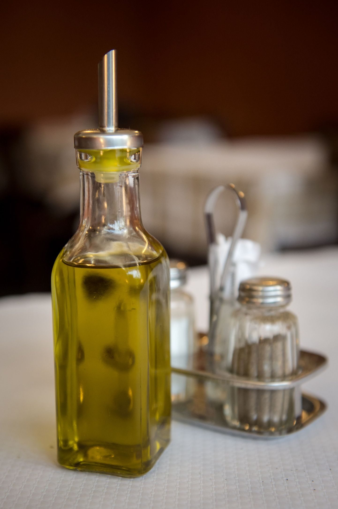 Korduvkasutatav oliiviõli pudel ühes Brüsselis asuvas Itaalia restoranis.