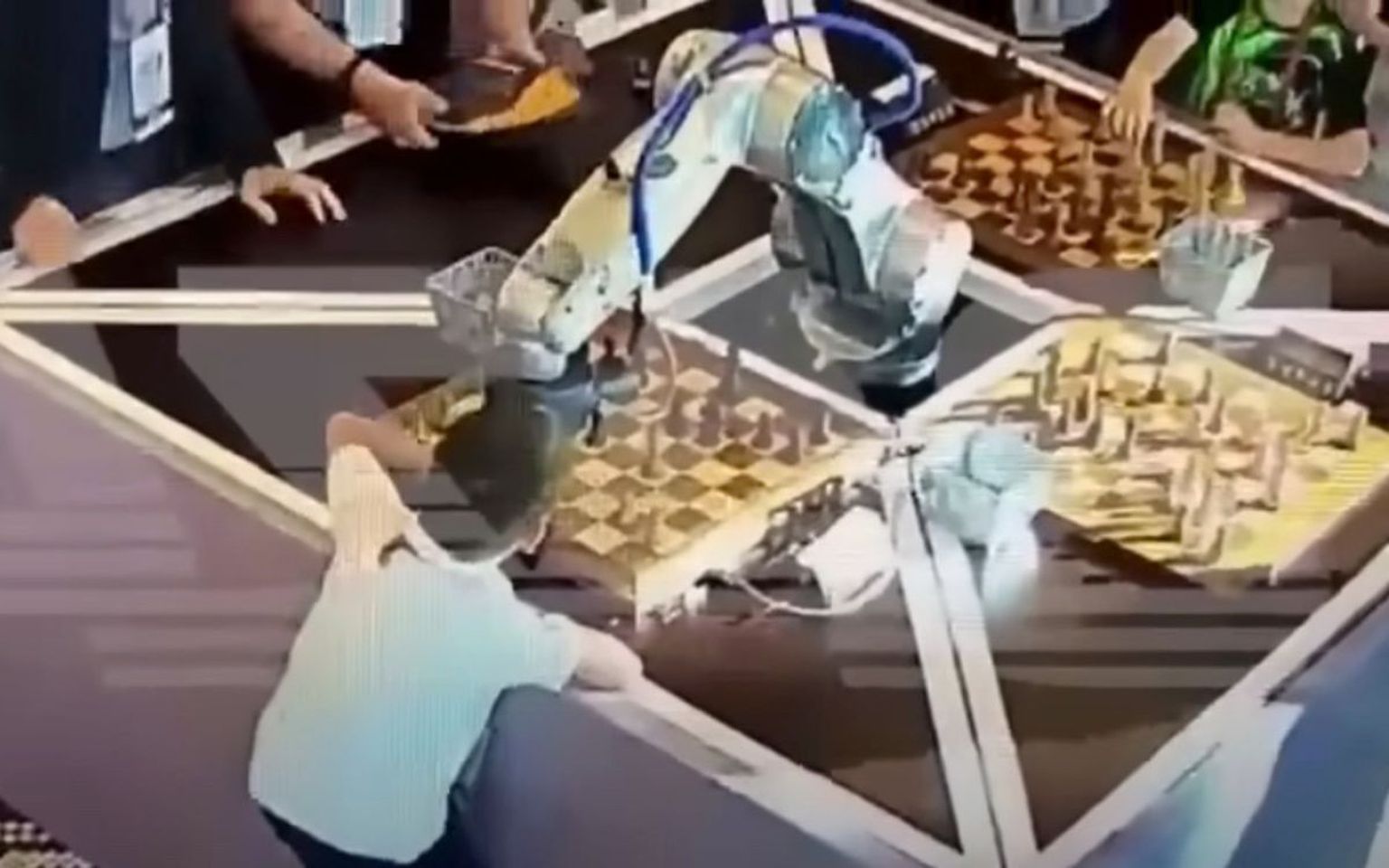 Ребенок и робот играют в шахматы