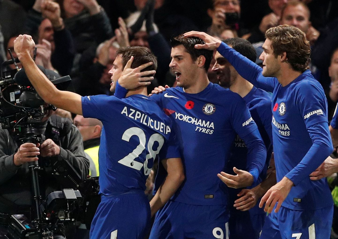 Chelsea mängijad juubeldamas, keskel võiduvärava löönud Alvaro Morata.