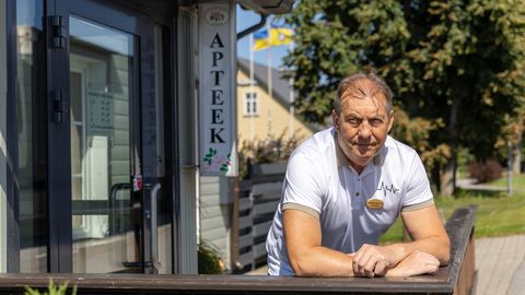 Häädemeestel 40 aastat apteekriametit pidanud Andrus Soopalu teeb rohupoe ukse vajadusel lahti ööselgi