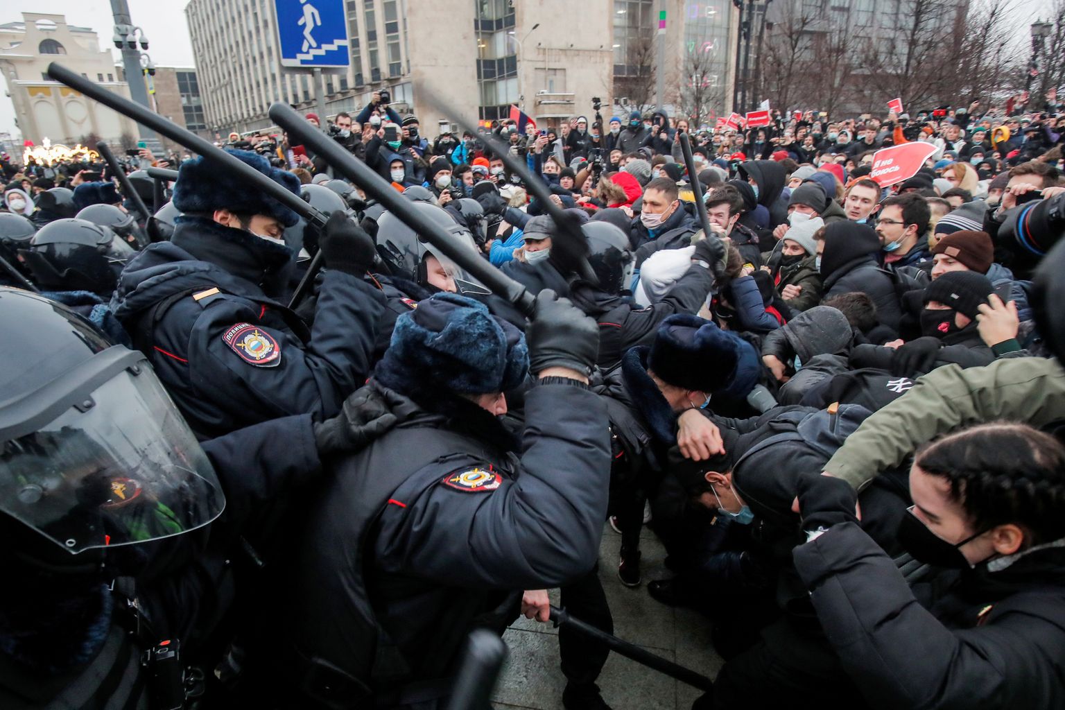 Vene politseinikud kasutamas 23. jaanuaril Moskvas vägivalda opositsioonijuhi Aleksei Navalnõi toetajate vastu.