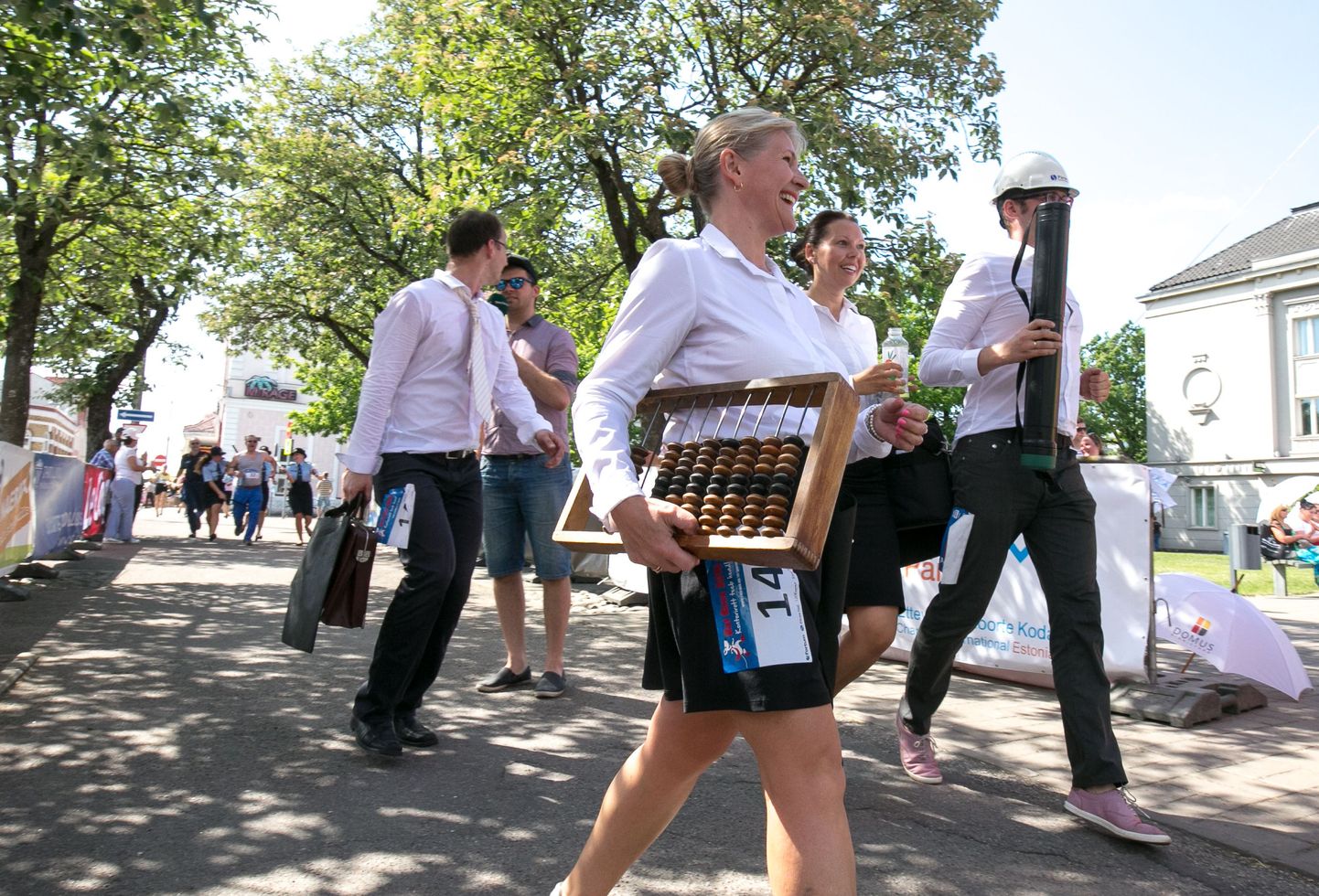 Neljapäeval, 1. juunil kogunevad rutiinse tööpäeva asemel Pärnu ettevõtete ja organisatsioonide kostümeeritud kontorirotid Rüütli tänava Lasteparki, et veeta sportlik päev heategevusjooksul Rat Race. Arhiivifoto.