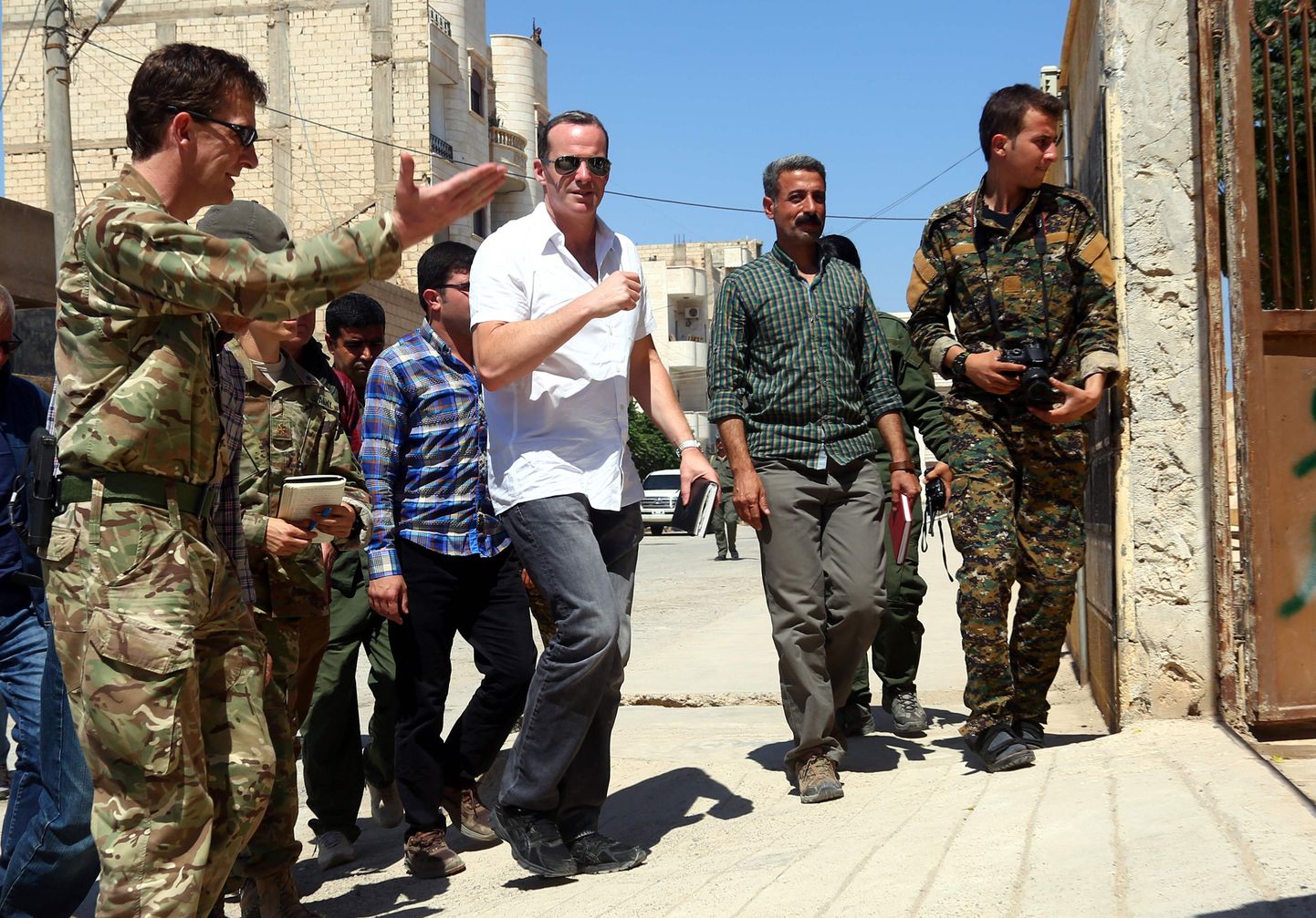 USA erisaadik võitluses ISISega Brett McGurk (pildil keskel valges särgis) saabumas nõupidamisele Tabqa linnas Süürias eelmisel suvel.