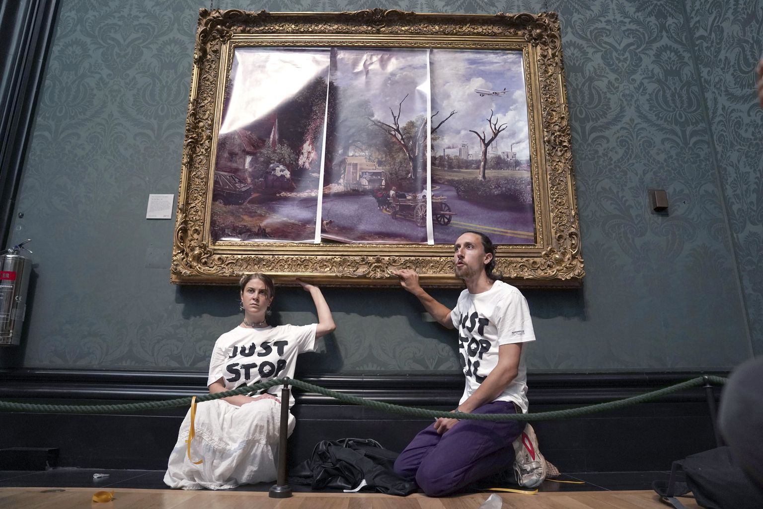 Kaks kliimaaktivisti kleepisid end 4. juulil Suurbritannia pealinnas Londonis rahvusgaleriis John Constable’i (1776–1837) tuntud maastikumaali «The Hay Wain» külge ning kleepisid maali üle kaasa toodud piltidega