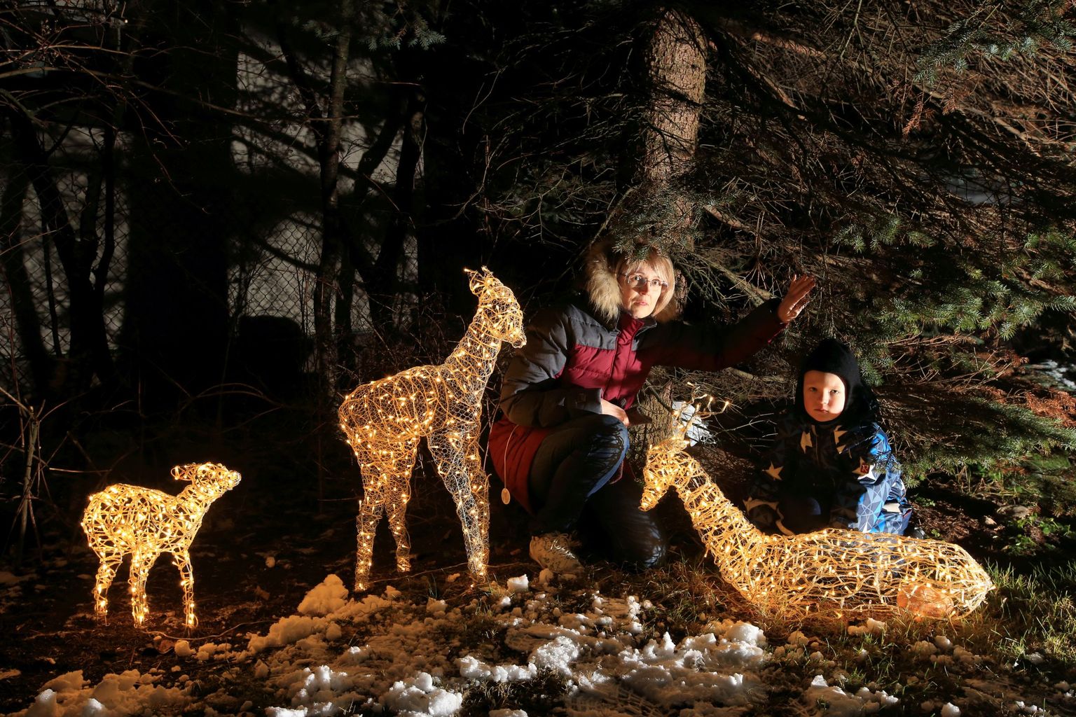 Piret Ploom ja tema seitsmeaastane poeg Karel näitavad Tartu koduaias omavalmistatud kitseskulptuure.