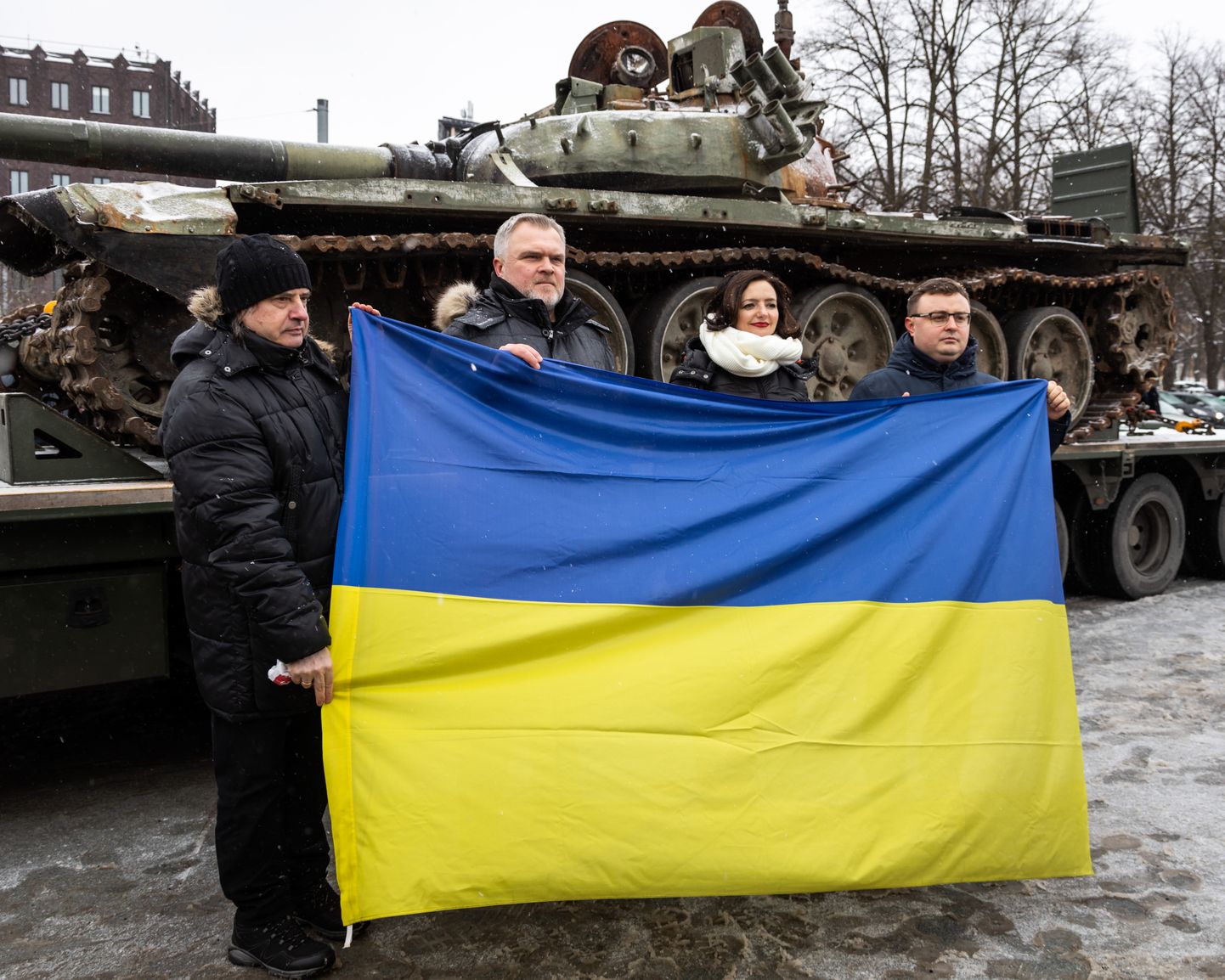 Pihta saanud Vene tank Tallinnas Vabaduse väljakul.