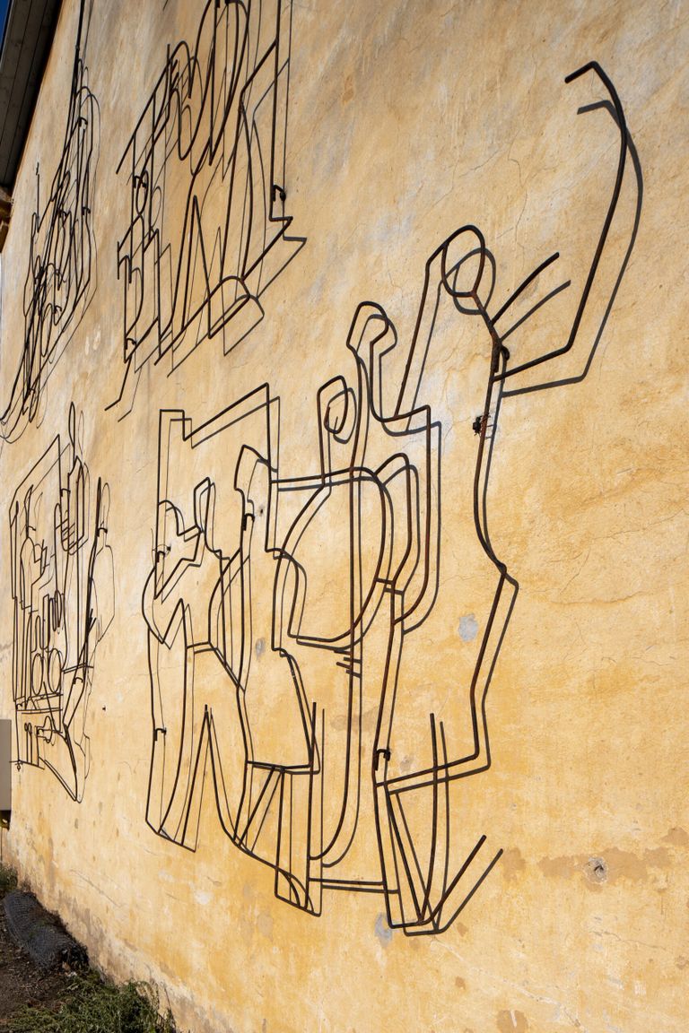 Лембит Саартс, металлические фигуры на торцевой стене здания бывшего опытно-ремонтного завода в Тарту, 1960-е годы.