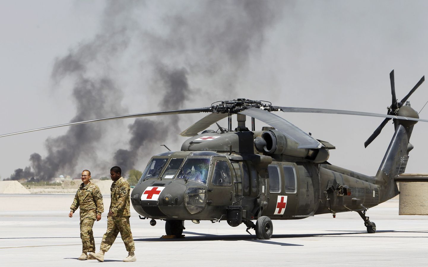 Ameerika Ühendriikide meedikud Black Hawk kopteri juures Kandaharis (Afganistan).