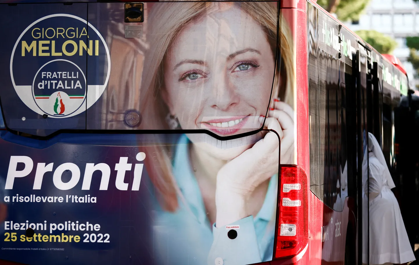 Paremäärmusliku erakonna Itaalia Vennad juhi Giorgia Meloni pilt valimisreklaamil bussi tagaküljel Roomas. Üks erakonnakaaslane nimetas partei liidrit sotsiaalmeediapostituses mõõdukaks fašistiks, mistõttu heideti ta valimisnimekirjast välja.