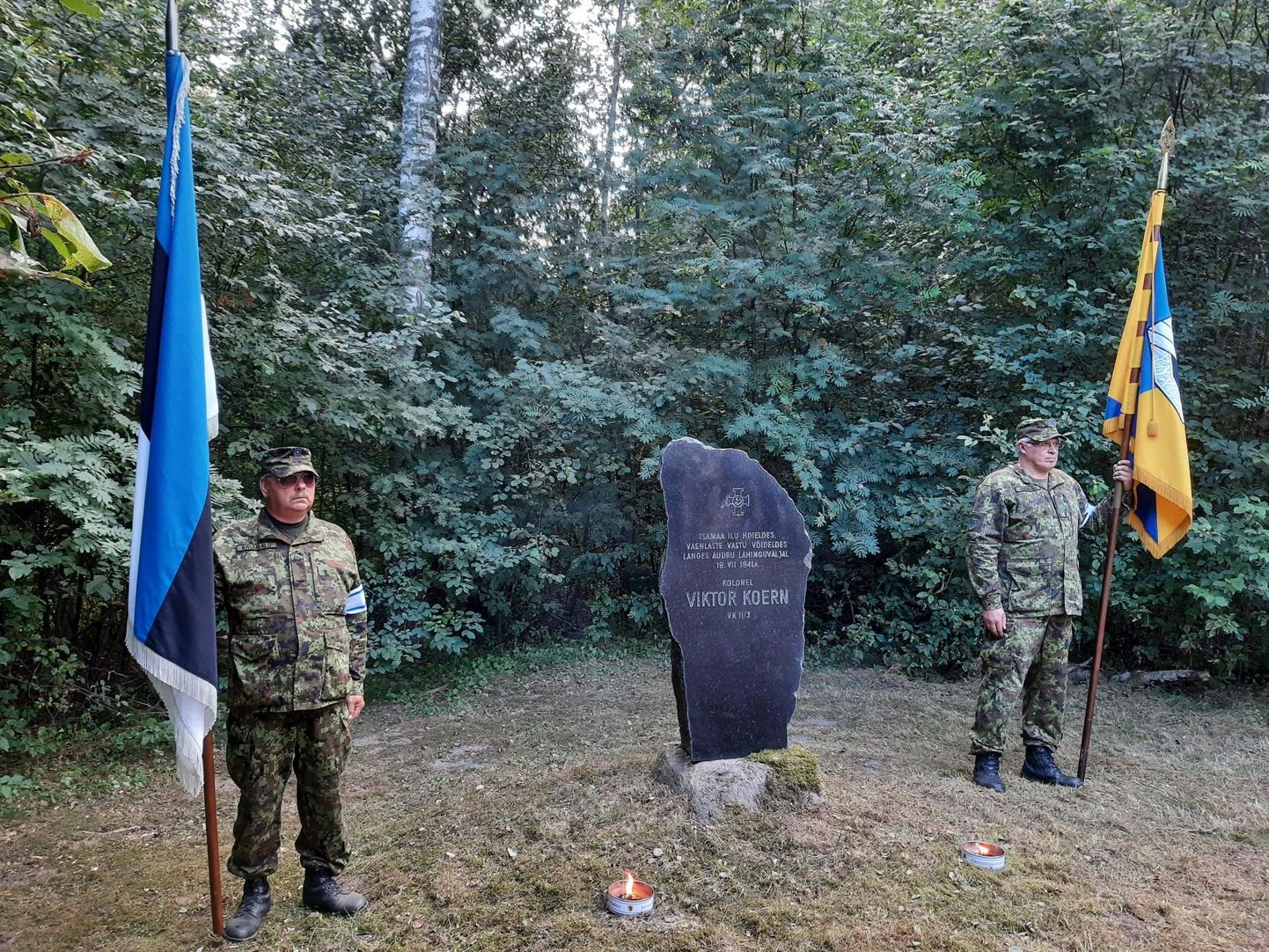 Audru lahingus langenud kolonel Viktor-Johannes Koerni mälestuskivi juures seisid auvalves kaitseliitlasad.