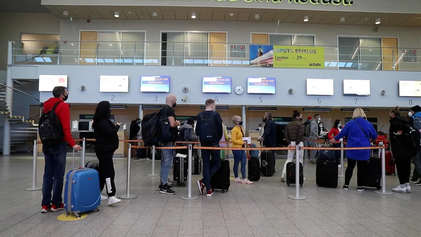 Päev enne munadepühi oli Egiptusesse suunduva tšarterreisi check-in-järjekord rahvarohke. Postimees tahtis kuulda reisijate endi käest, miks nad praegu soojale maale sõidavad, aga häbelikud inimesed ei olnud altid oma reisiotsusest rääkima.