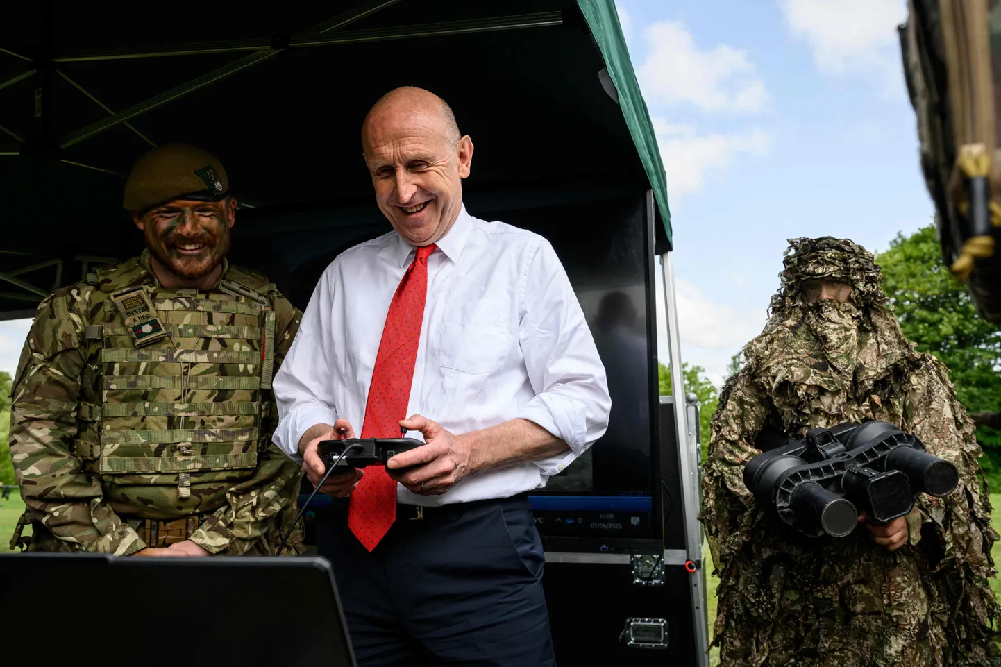 Suurbritannia kaitseminister John Healey testimas FPV-droonide koolitussüsteemi 3. juunil 2025 Warminsteri garnisonis.