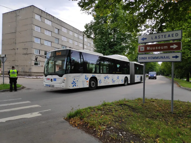 Sindis kukkus järsult pidurdanud liinibussis vanem naine.