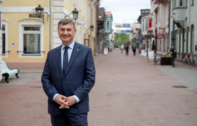 Pärnu Postimehe ja Andrus Ansipi teed ristusid suvepealinnas Rüütli tänaval selle nädala kolmapäeval.