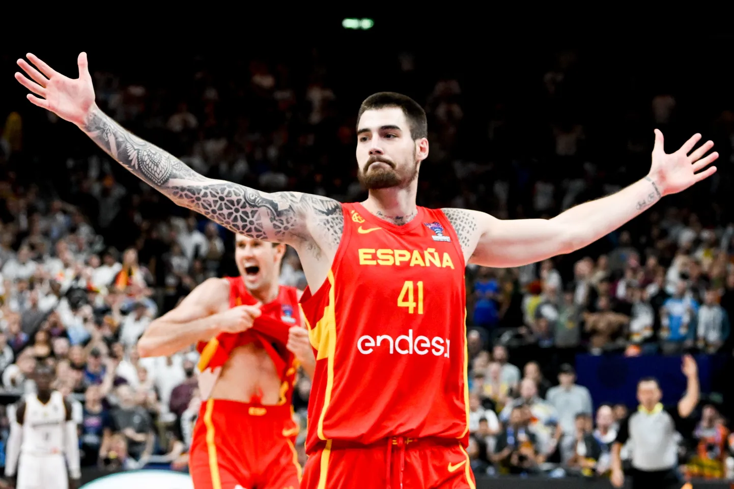Hispaania korvpallur Juancho Hernangomez rõõmustab pärast EMi poolfinaalis saadud võitu Saksamaa üle.