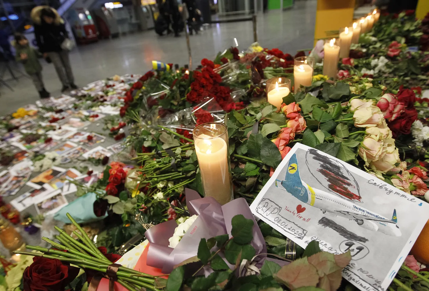Aviokatastrofā bojāgājušo piemiņai nolikti ziedi