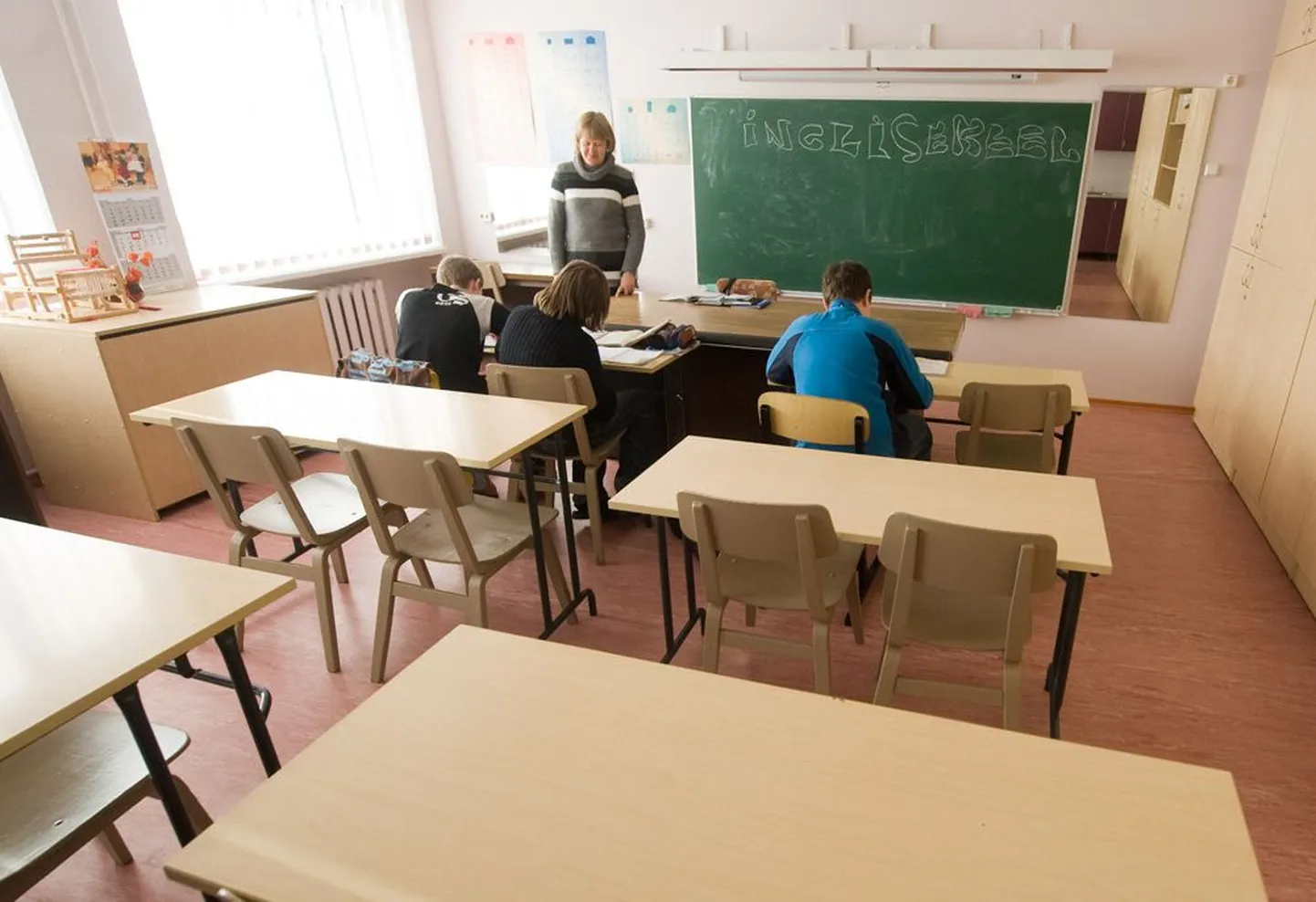 Inglise keele tund eile Raasiku põhikooli viiendas klassis. 13 õpilasest oli kohal vaid kolm.