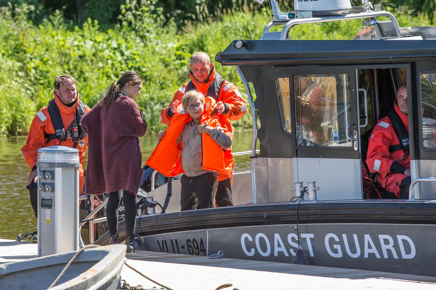 Toila vabatahtlikud merepäästjad ei tegele mitte ainult turvalisuse tagamisega, vaid löövad kaasa ka filmis, kui vaja. Pilt on tehtud 2020. aasta suvel, kui Toila sadamas võeti üles rahvusvahelise filmi "Erik Kivisüda" lõpustseeni.