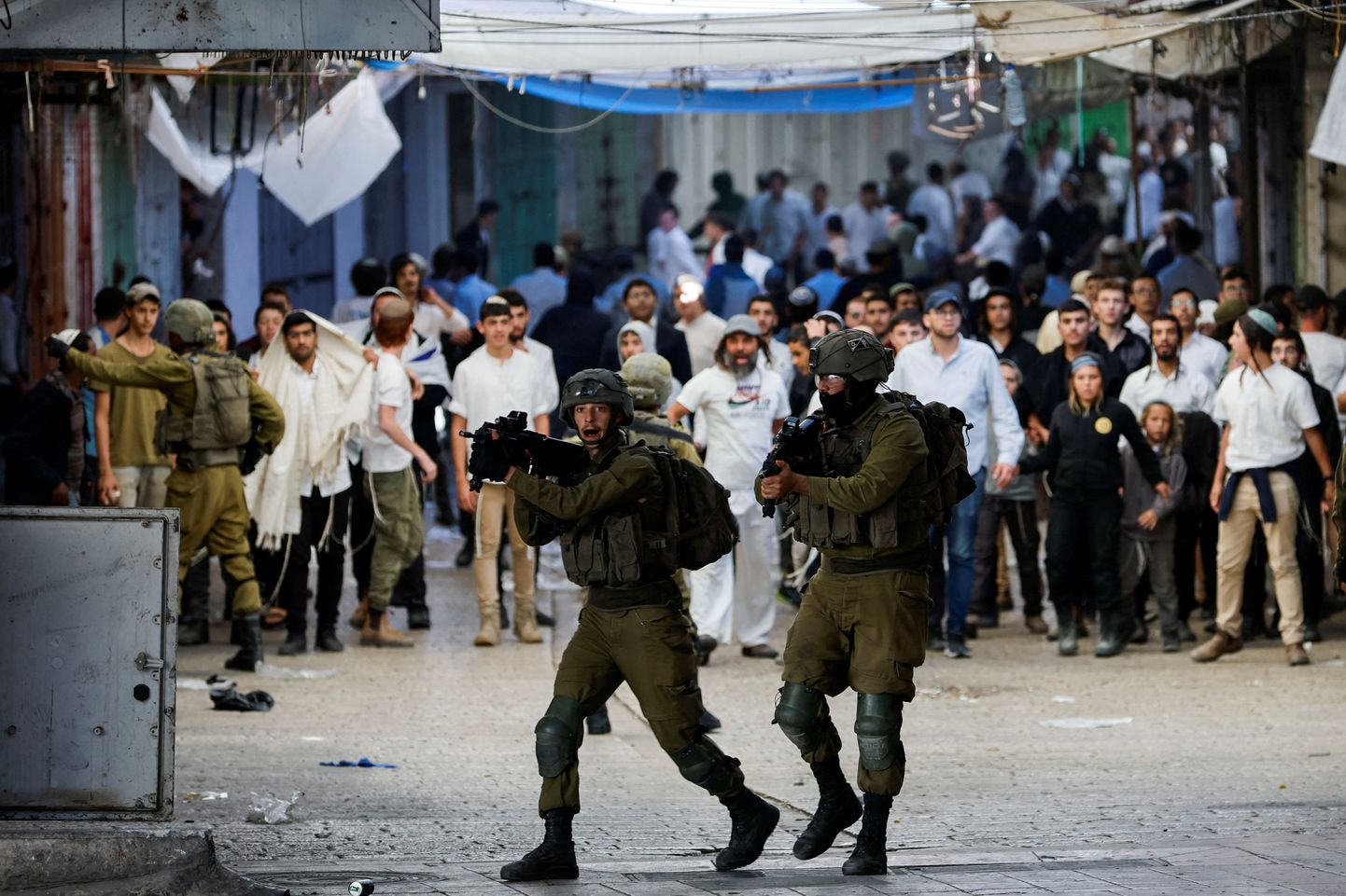 Iisraeli sõdurid Hebronis juudiasunikke ohjeldamas.