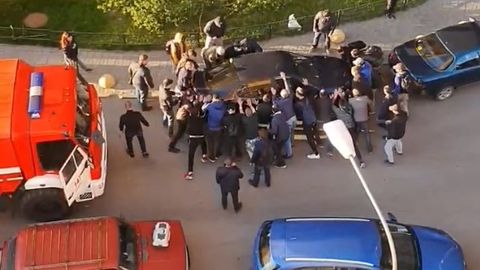 Видео: в России мужчины толпой сдвинули машину, которая не давала проехать пожарным