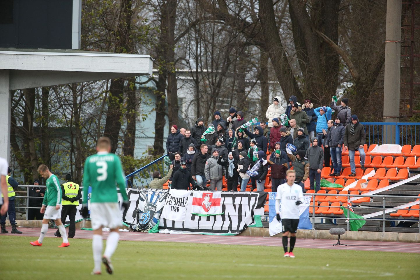 FC Levadia ultrafännide sektoris viibivad tänasel Levadia - Flora mängul ka külalised Valgevenest, kes olid enne mängu Flora toetajatele «härrasmeeste kaklust» pakkunud.