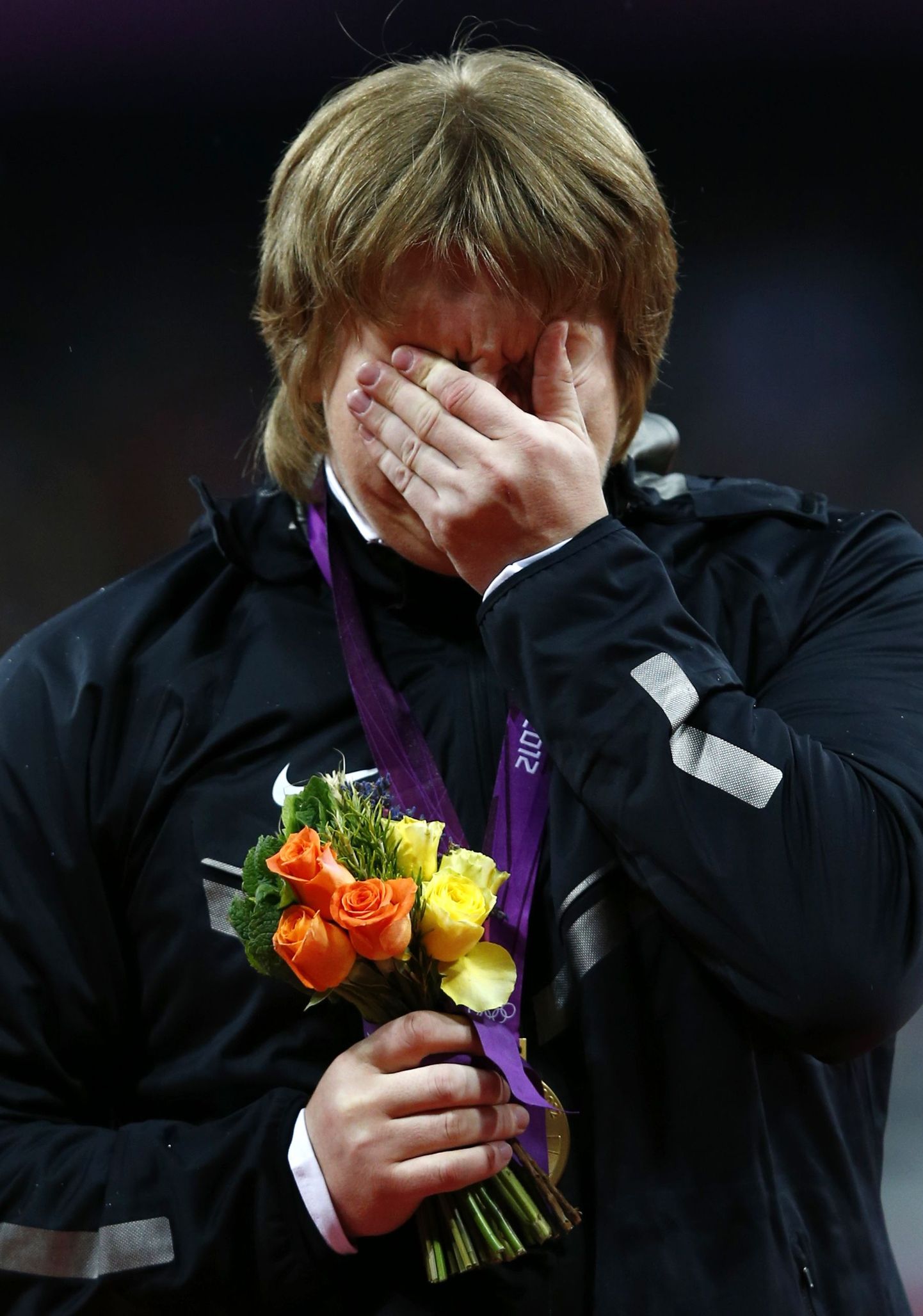 Nadežda Ostaptšuk ei suutnud olümpiamängude medalitseremoonial pisaraid tagasi hoida.