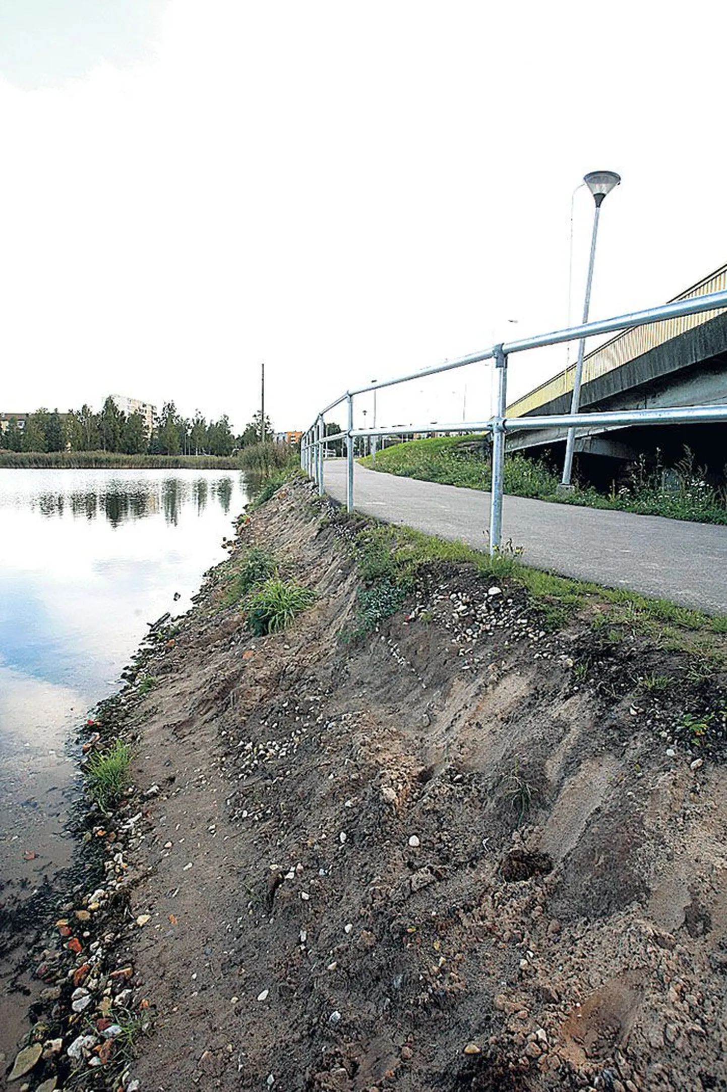 Vihmad ja Anne kanali vesi on tee nõlvadest omajagu matti võtnud.