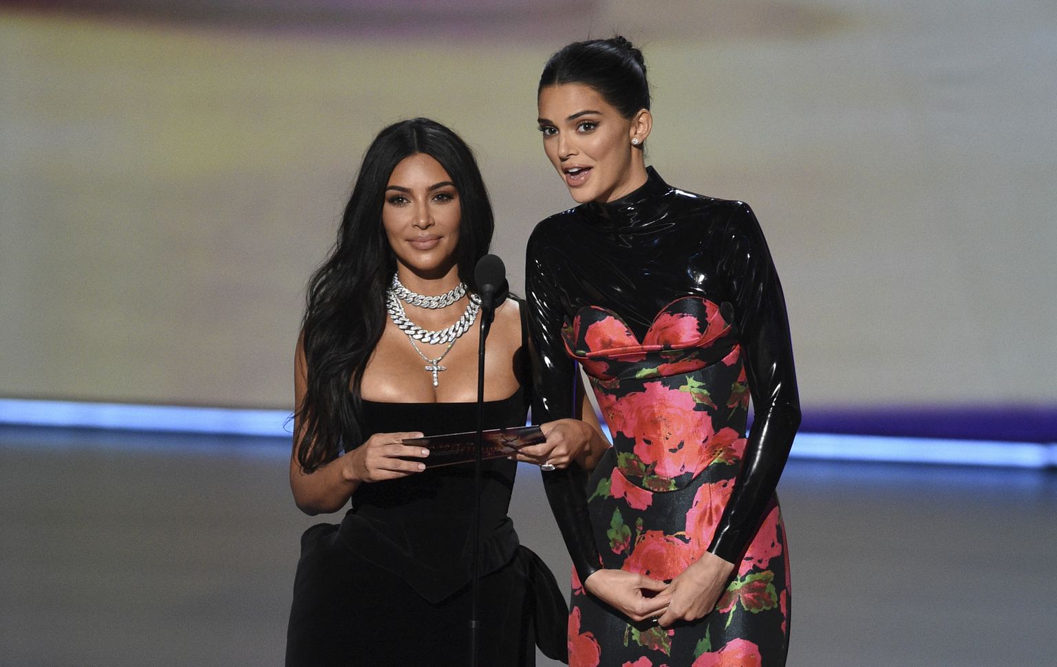 Kim Kardashian koos poolõe, 2019. aasta edukaima instastaari Kendall Jenneriga.