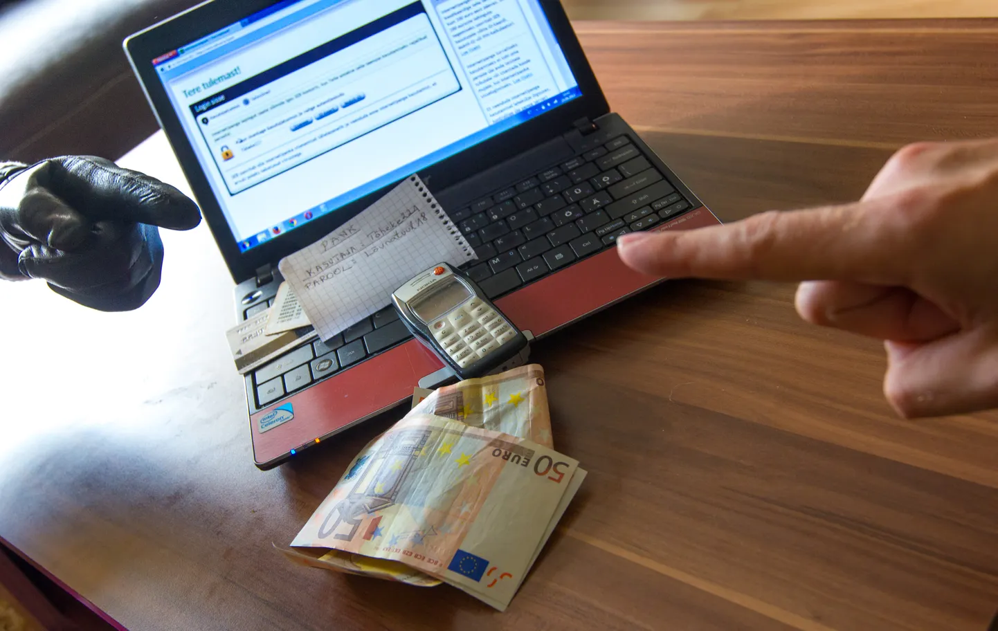 On levimas petuskeem, kus pangatöötajana tutvustanud netikelmid pressivad ohvritelt raha välja.