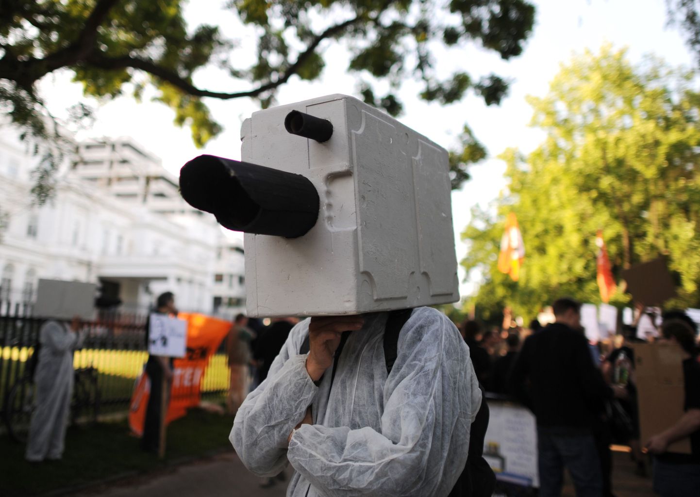 NSA jälgimisprogrammi vastu protestiv inimene Hamburgis USA saatkonna ees.