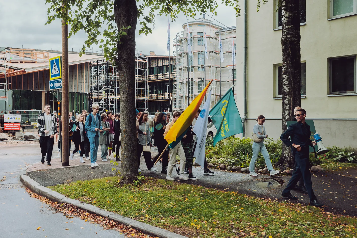 Шествие 1 сентября у строящегося здания Нарвской эстонской гимназии.