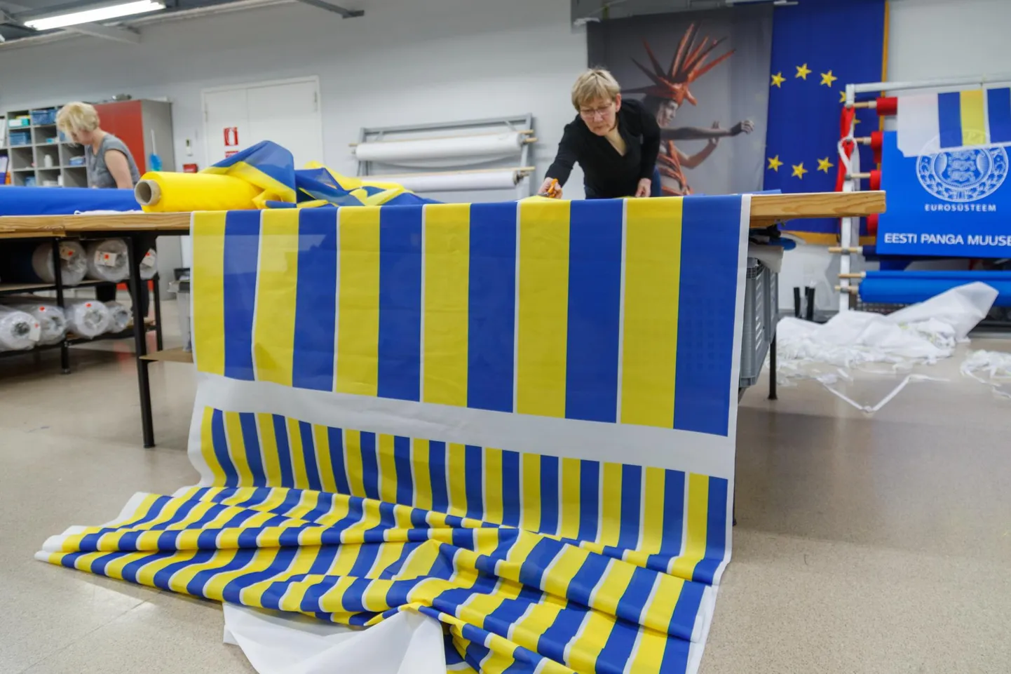 Tallinnas Lipuvabrikus käib kibe töö Ukraina lippude kallal. Inimesed on tehase ukse taga sabas.