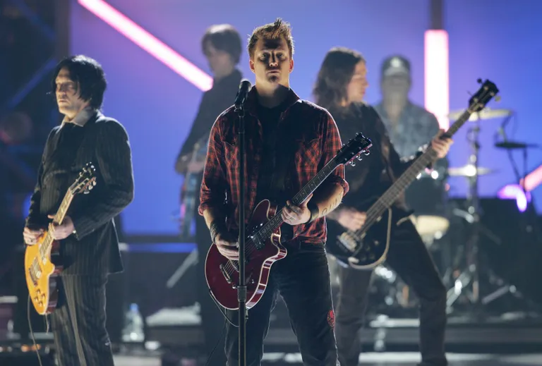 "Queens of the Stone Age" uzstājas Ozijam Osbornam veltītā godinājuma koncertā "VH1 Rock Honors" Las Vegasā, 2007. gadā. Centrā: Džošs Homme, pa kreisi: Trents Reznors.
