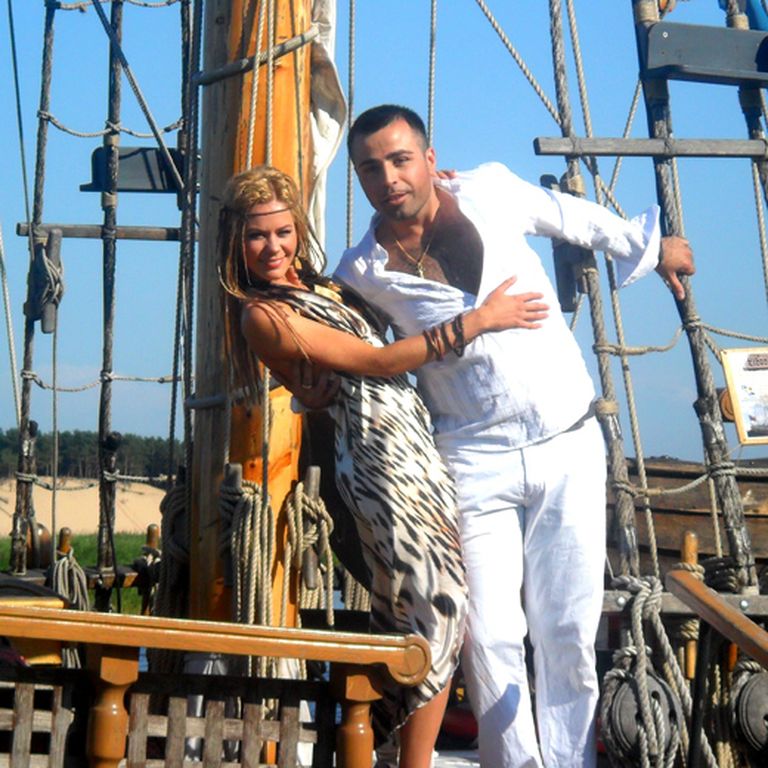 Dziedātāju duets - Jenny May un Roberto Meloni 2012. gada vasarā videoklipa "Paslēpes" filmēšanā Lielupē 