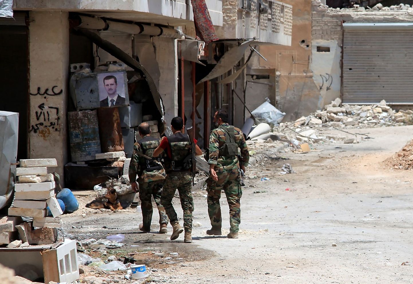 Süüria valitsusväed Aleppo linnas patrullimas.