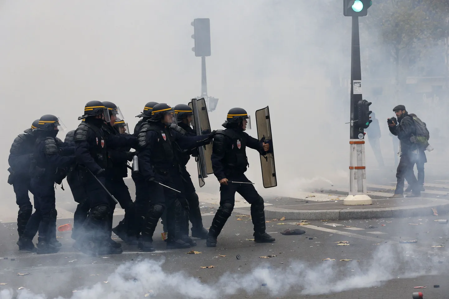 Korrakaitsjad lasid täna Pariisis protestijate vastu mitmel korral käiku pisargaasi.