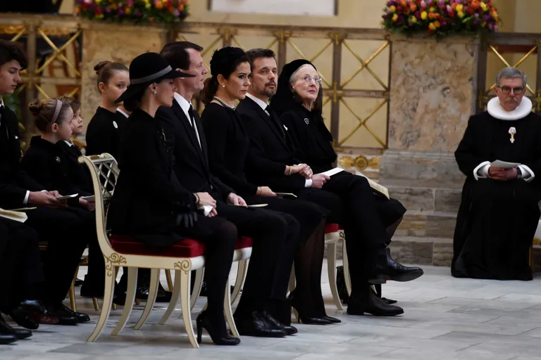 Taani prints Henriku matusetseremoonia: pildil kuninglik pere paremalt alates: kuninganna Margrethe II, kroonprints Frederik, kroonprintsess Mary, prints Joachim ja printsess Marie