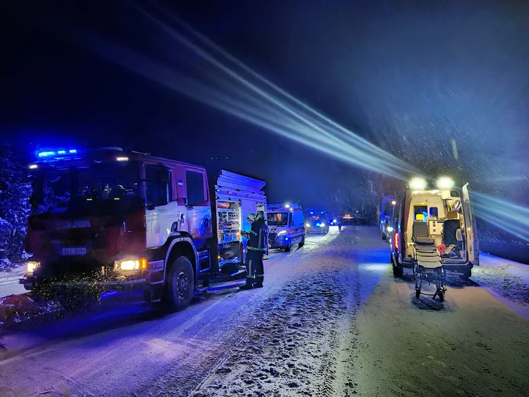 Avariipaigale sõitis mitu operatiivsõidukit.