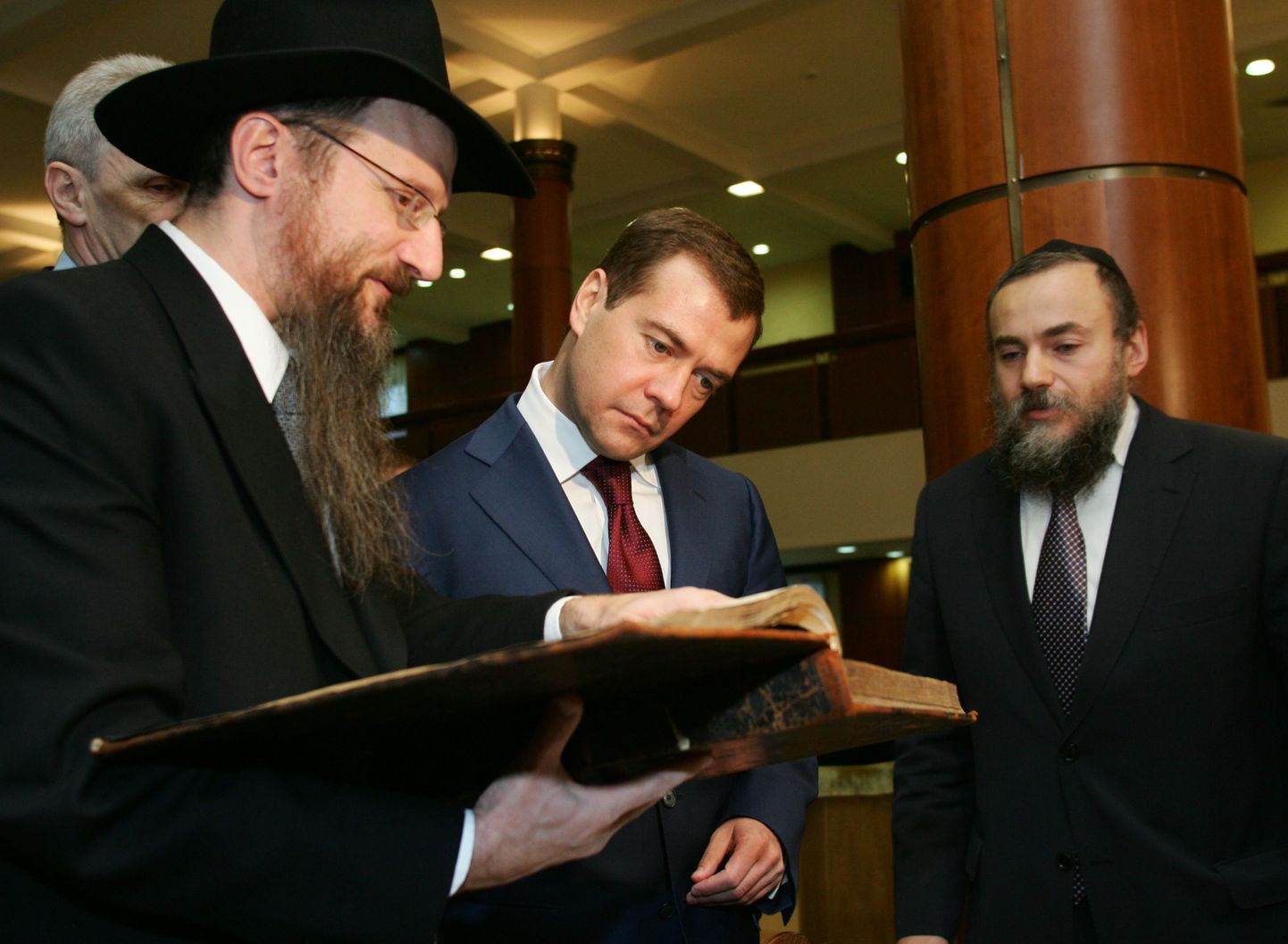 Venemaa pearabi Berl Lazar (vasakul), Dmitri Medvedev (keskel) ja Venemaa juudi kogukondade föderatsiooni president Aleksandr Boroda Moskva sünagoogis 2007. aasta detsembris.
