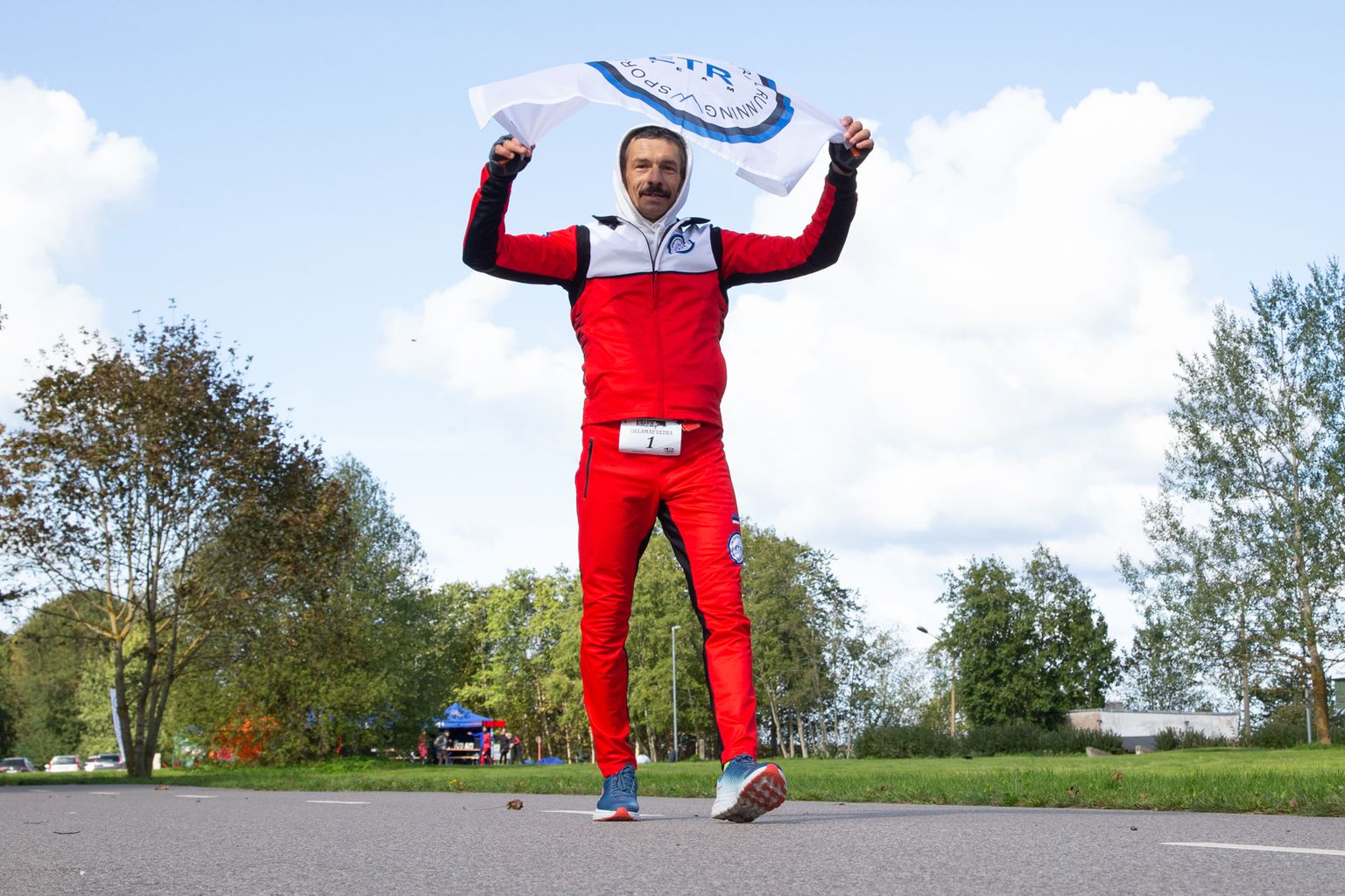 Sillamäe ultrajooksu võitja Vladimir Frolov läbis ööpäevaga üle 215 kilomeetri.