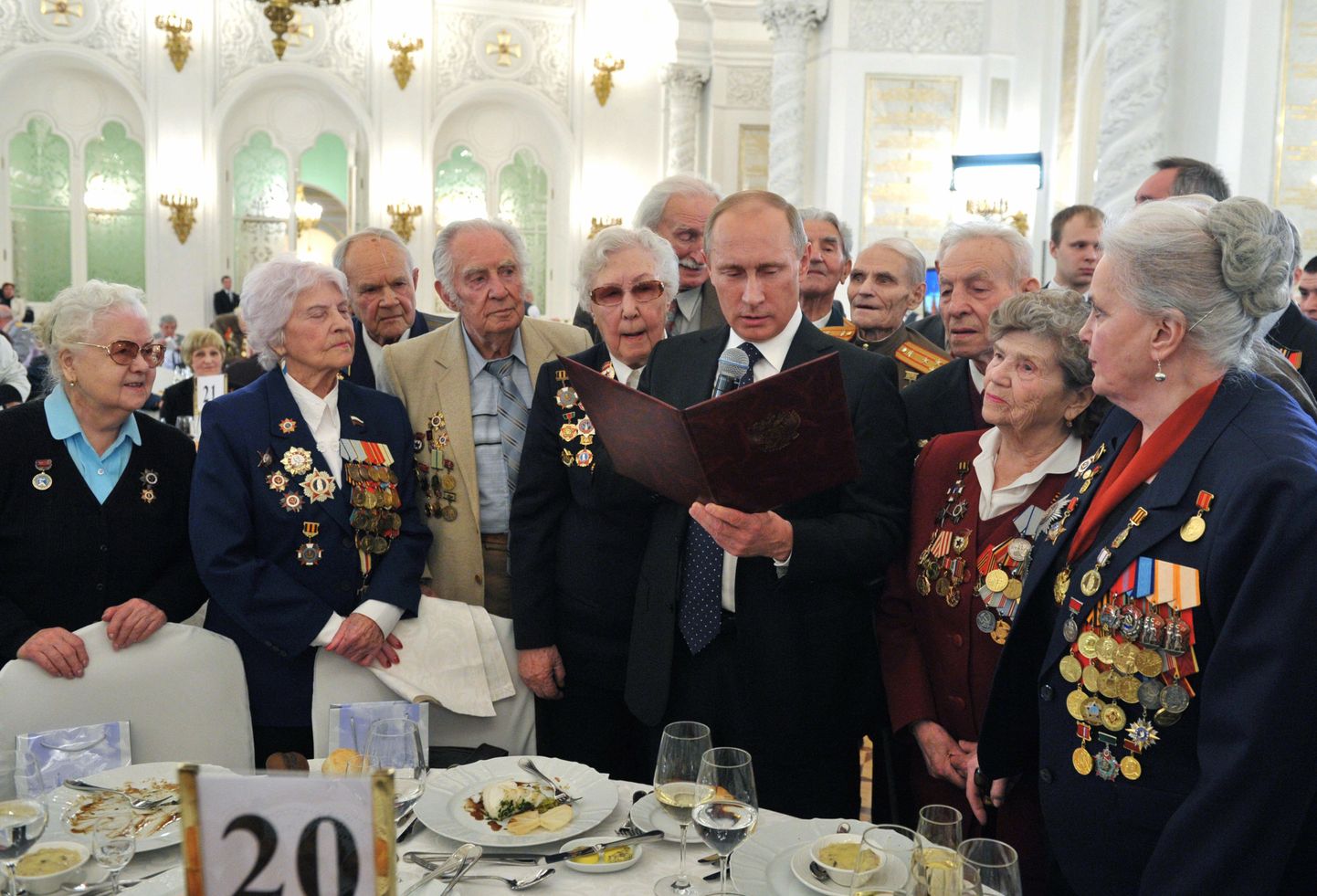 Владимир Путин с ветеранами в Кремле.