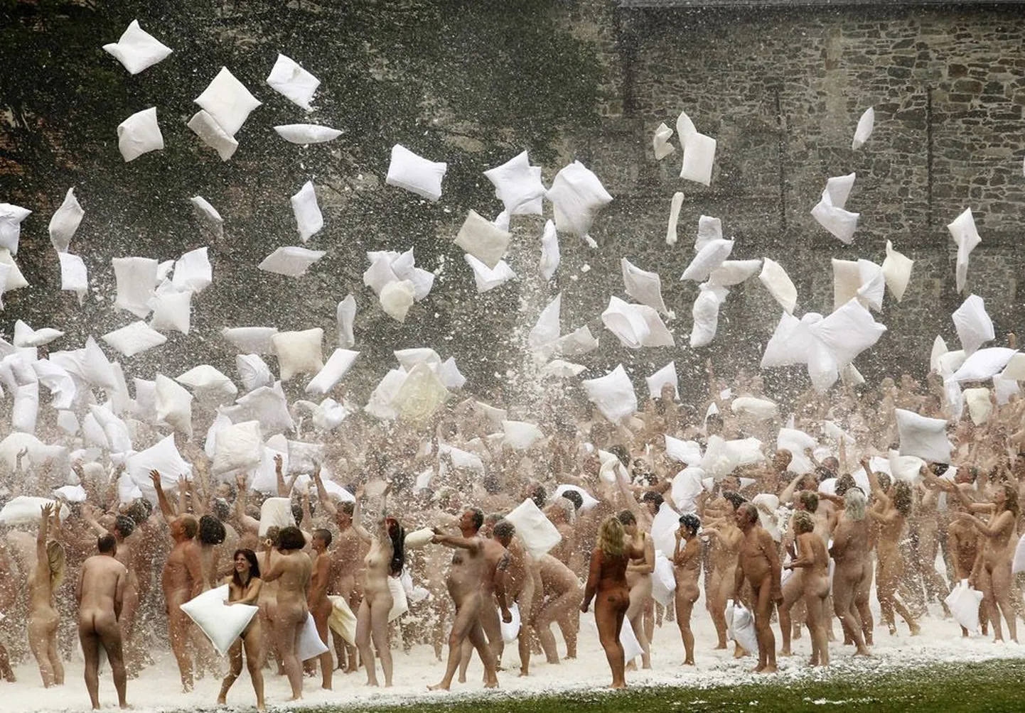Eile pidasid sajad vabatahtlikud Belgias Gaasbeeki lossi pargis alasti padjasõda.
