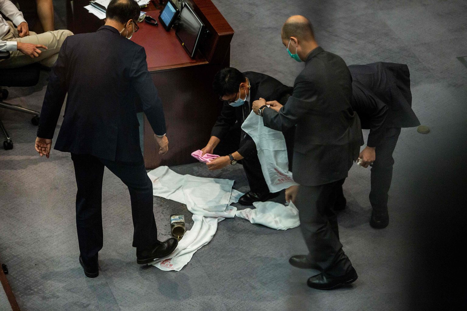 Turvamehed koristavad Hongkongi parlamendis demokraatiameelse seadusandja pillatud haisvat vedelikku.