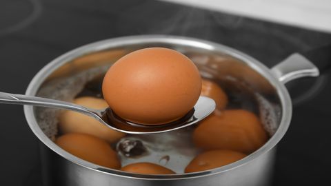 Скорлупа сама отлетит: как правильно варить яйца, чтобы белок не приставал к скорлупе