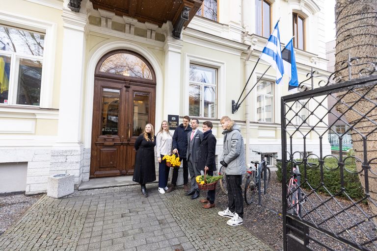 Reforminoored Tallinna linnavolikogu hoone ees.