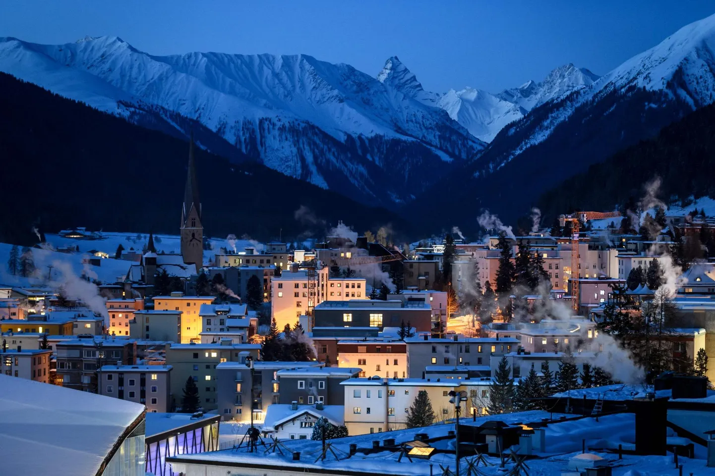 Šveitsi suusakuurort Davos tänavu jaanuaris vahetult enne Maailma Majandusfoorumi kuulsate ja võimukate külaliste saabumist. Paljudele naisdelegaatidele tähendab mainekas üritus ka võitlust soovimatute lähenemiskatsete vastu.