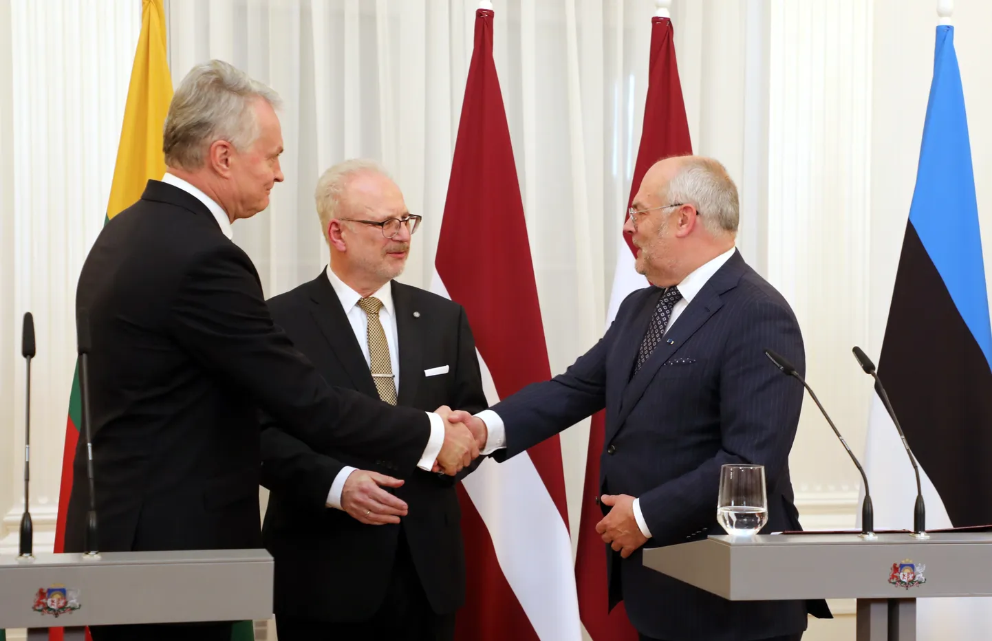 Lietuvas prezidents Gintans Nausēda (no kreisās), Latvijas prezidents Egils Levits un Igaunijas prezidents Alars Kariss piedalās preses konferencē pēc tikšanās Rīgas pilī.