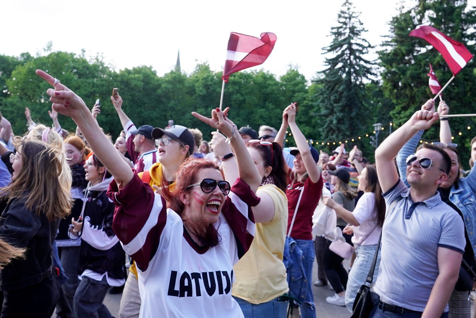 Болельщики на Эспланаде наблюдают за матчем чемпионата мира по хоккею между сборными Латвии и США